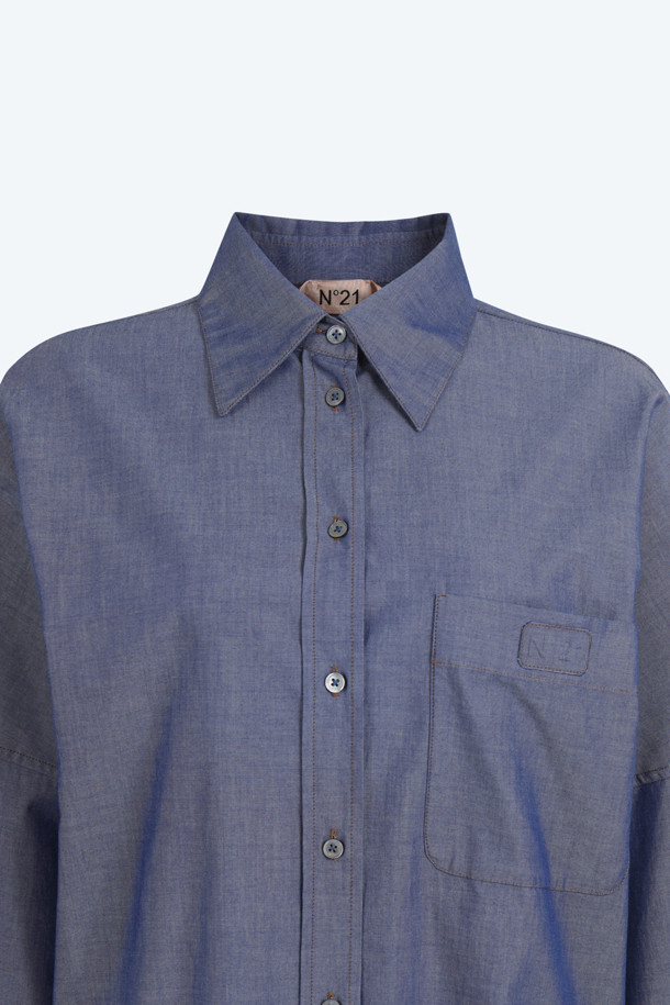 부드러운 샴브레이 소재의 여성 셔츠입니다. 데이트룩, 카페룩에 어울리며 미니멀, 캐주얼, 클래식 스타일을 연출할 수 있습니다. 여유 있는 오버핏으로 편안한 착용감을 선사하며, 포켓 디테일이 돋보입니다. 긴 소매 기장으로 다양한 스타일링이 가능하며, 아우터로도 활용할 수 있습니다. 무지 디자인으로 어떤 옷에도 매치하기 용이합니다.
