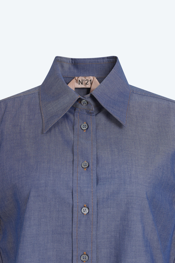 시원한 블루 컬러의 샴브레이 소재로 제작된 여성 슬리브리스 셔츠입니다. 셔츠 칼라와 레귤러핏 디자인으로 모던하면서도 클래식한 무드를 연출합니다. 얇은 두께감으로 여름철에도 시원하게 착용 가능하며, 부드러운 촉감이 특징입니다. 버튼업 스타일과 주얼라인 디테일이 더해져 데이트룩이나 휴가룩 등 다양한 TPO에 활용하기 좋습니다. 미니멀, 클래식, 캐주얼 스타일을 즐겨 입는 여성분들께 추천합니다.
