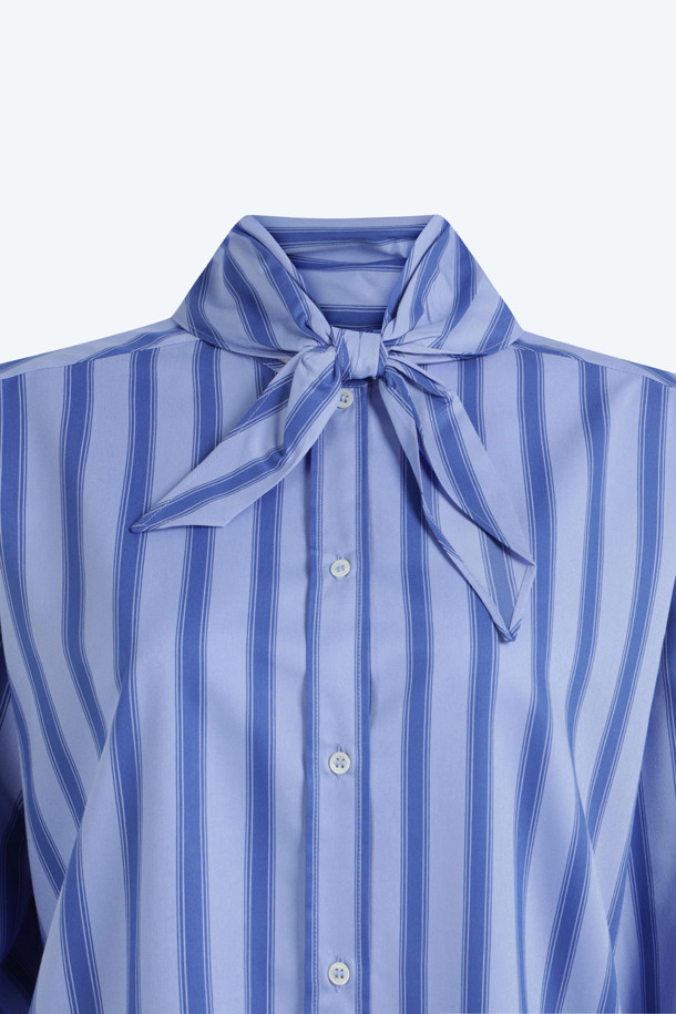 블루 컬러의 여성용 스카프 디테일 셔츠입니다. 봄과 여름 계절에 어울리는 레귤러핏의 긴소매 크롭 셔츠로, 우아하고 클래식한 스타일을 연출합니다. 스트라이프 패턴과 섬세한 스카프 디테일이 돋보이며, 로고 자수 디테일로 포인트를 더했습니다. 데이트룩, 카페룩, 모임룩 등 다양한 TPO에 어울리는 클래식하고 미니멀한 디자인의 셔츠입니다.
