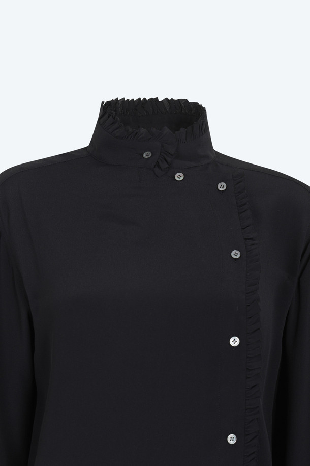 모던하고 엘레강스한 무드의 여성 하이넥 블라우스입니다. 부드러운 실크 소재로 제작되어 뛰어난 착용감을 선사하며, 사계절 내내 활용 가능합니다. 블랙 컬러의 레귤러핏 긴 소매 블라우스로, 하이넥 프릴 디테일과 중앙에서 벗어난 버튼업 디자인이 특징입니다. 오피스룩, 모임룩, 소개팅룩 등 다양한 TPO에 클래식, 미니멀, 시크한 스타일을 연출하기 좋습니다.
