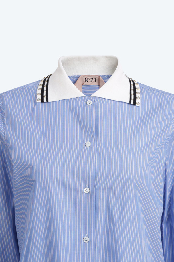 **스트라이프 카라 셔츠**

블루와 화이트 컬러의 스트라이프 패턴으로 시원한 느낌을 주는 여성용 카라 셔츠입니다. 봄, 여름 시즌에 적합하며, 레귤러핏과 얇은 두께감으로 편안하게 착용할 수 있습니다. 베이직한 디자인에 카라와 소매 부분의 스트라이프 디테일과 핫픽스 장식이 포인트입니다. 데이트룩, 카페룩 등 다양한 TPO에 맞춰 클래식, 미니멀, 캐주얼 스타일을 연출해보세요. 면 소재의 긴소매 셔츠로, 데일리 아이템으로 활용하기 좋습니다.
