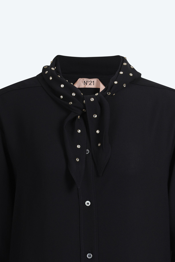 우아한 무드의 블랙 스카프 블라우스입니다. 넥 라인의 핫픽스 장식으로 고급스러움을 더했으며, 투웨이 연출이 가능하여 다양한 스타일을 연출할 수 있습니다. 봄, 가을에 적합하며, 레귤러 핏과 긴소매 디자인으로 편안하게 착용할 수 있습니다. 데이트룩, 오피스룩, 모임룩 등 다양한 TPO에 활용하여 클래식, 미니멀, 시크한 스타일을 연출해보세요. 무지 디자인으로 어떤 하의와도 잘 어울립니다.
