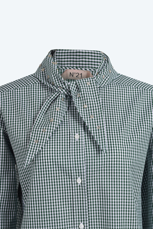 클래식한 매력의 스카프 블라우스입니다. 세련된 체크 패턴과 레귤러핏으로, 봄, 가을에 데이트룩, 오피스룩, 모임룩 등 다양한 TPO에 활용하기 좋습니다. 넥 라인의 핫픽스 장식이 은은한 포인트를 더하며, 투웨이 연출이 가능하여 다채로운 스타일을 연출할 수 있습니다. 긴 소매로 우아함을 더하고, 스카프 네크라인이 여성스러운 분위기를 자아냅니다. 그린, 화이트 두 가지 색상으로 출시되어, 취향에 맞게 선택할 수 있습니다.
