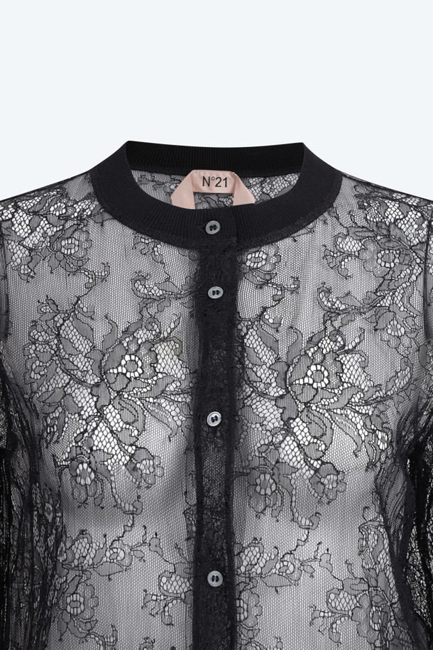 여성스러운 무드를 연출하는 블랙 시스루 블라우스입니다. 나일론과 비스코스 혼방 소재로 제작되어 가볍고 은은한 플라워 레이스 패턴이 돋보입니다. 라운드넥과 긴 소매, 크롭 기장으로 디자인되었으며, 레귤러 핏으로 편안하게 착용 가능합니다. 버튼다운 디테일과 시스루 소재가 페미닌한 스타일을 완성하며, 데이트룩, 카페룩, 모임룩 등 다양한 TPO에 활용하기 좋습니다. 클래식하면서도 로맨틱한 분위기를 연출해보세요.
