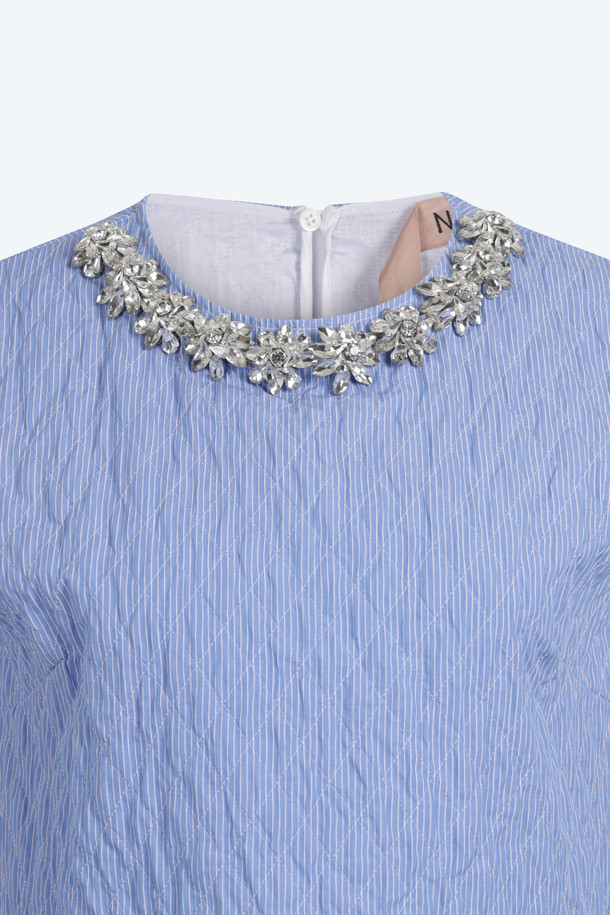 세련된 무드의 주얼 슬리브리스 블라우스입니다. 넥 라인에 주얼과 비즈 장식이 더해져 엘레강스한 분위기를 연출합니다. 블루 컬러의 무지 디자인으로 다양한 스타일링에 활용하기 좋으며, 데일리룩, 데이트룩, 모임룩에 모두 잘 어울립니다. 크롭 기장과 민소매 디자인으로 시원하고 여성스러운 느낌을 줍니다. 클래식, 미니멀, 로맨틱 스타일을 즐겨 입는 여성분들께 추천합니다.
