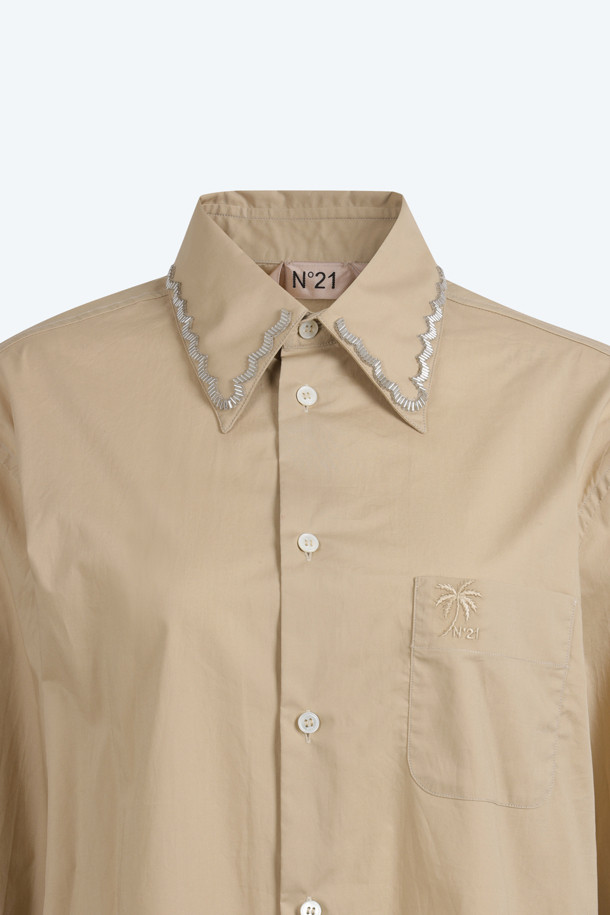 **주얼라인 셔츠**는 여성스러운 분위기를 연출하는 면 소재의 셔츠입니다. 베이직하면서도 클래식한 스타일로, 봄, 여름, 가을 시즌에 활용하기 좋습니다. 차이나칼라와 긴 소매, 레귤러핏으로 제작되었으며, 얇은 두께감으로 편안하게 착용할 수 있습니다. 주얼라인 디테일이 더해져 특별함을 더하며, 데이트룩, 카페룩, 오피스룩 등 다양한 TPO에 어울립니다. 미니멀하고 캐주얼한 스타일을 즐기는 분들께 추천합니다.
