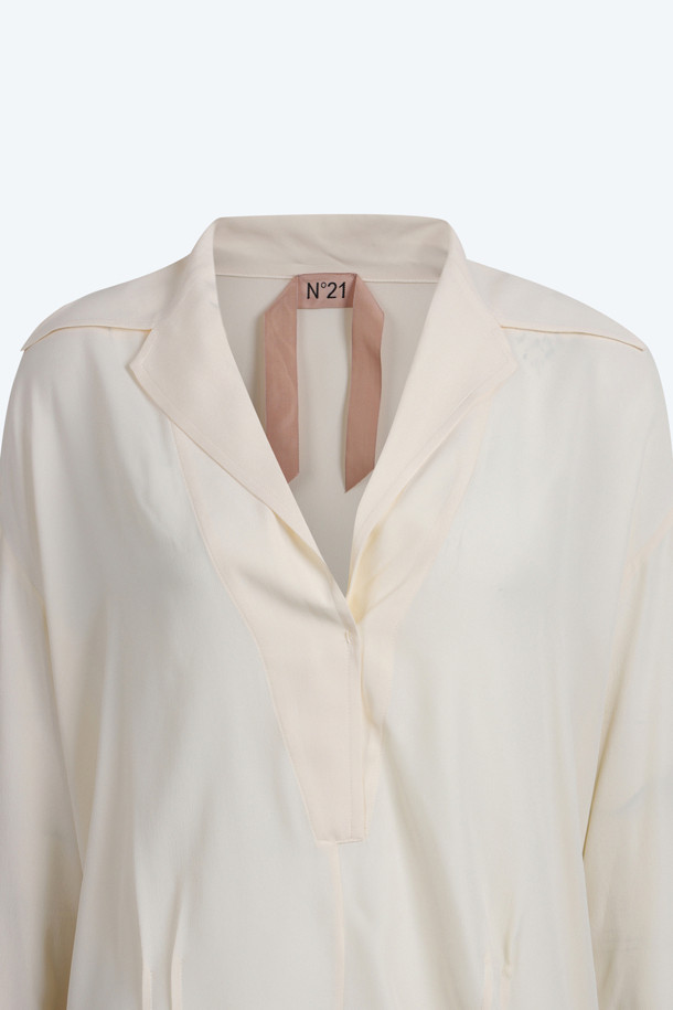 우아하고 페미닌한 무드의 아이보리 컬러 프릴 블라우스입니다. 실크 혼방 소재로 제작되어 부드러운 촉감을 선사하며, 브이넥 디자인과 크롭 기장으로 여성스러운 실루엣을 강조합니다. 긴 소매와 프릴 디테일이 특징이며, 데이트룩, 카페룩, 모임룩 등 다양한 TPO에 활용하기 좋습니다. 클래식, 미니멀, 로맨틱 스타일을 즐겨 입는 여성분들께 추천하는 제품입니다. 봄, 여름 시즌에 잘 어울리는 아이템입니다.
