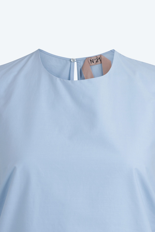 **코튼 슬리브리스 셔츠**

부드러운 면 소재로 제작되어 여름철 시원하게 착용하기 좋은 코튼 슬리브리스 셔츠입니다. 라운드넥 디자인에 레귤러핏으로, 여성스러운 실루엣을 연출합니다. 화이트, 스카이블루, 블랙 세 가지 컬러로 출시되어 다양한 스타일에 매치하기 용이합니다. 앞, 뒤 리본 디테일로 페미닌한 무드를 더하여 데이트룩, 카페룩, 여행룩 등 다양한 TPO에 활용 가능합니다. 미니멀, 클래식, 로맨틱 스타일을 즐기는 분들께 추천합니다.
