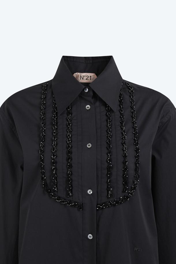 세련된 여성의 스타일을 완성해 줄 코튼 프릴 블라우스입니다. 부드러운 면 소재로 제작되어 편안한 착용감을 선사하며, 봄, 여름 시즌에 적합한 얇은 두께감으로 시원하게 즐길 수 있습니다. 블랙 색상에 라운드넥과 긴 소매, 레귤러핏으로 디자인되어 페미닌한 무드를 연출합니다. 프릴 디테일이 돋보이는 이 블라우스는 데이트룩, 모임룩 등 다양한 TPO에 활용 가능하며, 클래식, 미니멀, 로맨틱 스타일을 즐기는 분들께 추천합니다.
