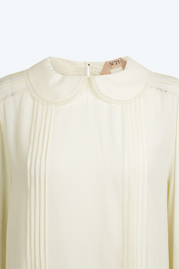 에크루 컬러의 라운드넥 실크 블라우스입니다. 부드러운 촉감과 은은한 광택감이 돋보이는 레귤러핏 디자인으로, 봄, 여름 시즌에 적합합니다. 얇은 두께의 무지 패턴이며, 긴 소매 기장으로 클래식, 미니멀, 시크 스타일을 연출할 수 있습니다. 출근룩, 오피스룩, 모임룩 등 다양한 TPO에 활용 가능합니다.
