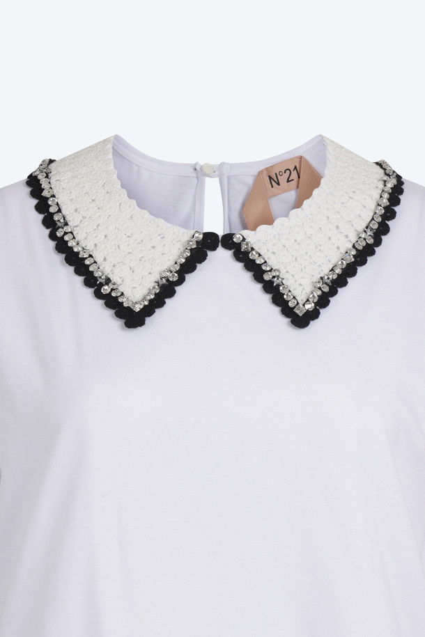 N21 캡슐 컬렉션의 폴로 카라 티셔츠입니다. 클래식하고 페미닌한 무드의 여성 의류로, 봄, 여름 시즌에 착용하기 좋습니다. 네이비와 화이트 두 가지 색상으로 출시되었으며, 부드러운 면 소재로 제작되어 편안한 착용감을 선사합니다. 레귤러 핏과 반소매 디자인으로, 데이트룩, 카페룩, 모임룩 등 다양한 TPO에 활용 가능합니다. 주얼 장식 또는 자수가 포인트로 더해져 미니멀하면서도 세련된 스타일을 연출할 수 있습니다.
