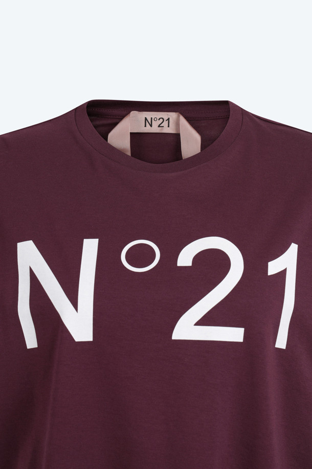 버건디 컬러의 로고 하프슬리브 티셔츠입니다. 면 소재로 제작되어 봄, 여름 시즌에 시원하게 착용 가능합니다. 미니멀한 스타일에 크롭 기장으로 트렌디함을 더했으며, 라운드넥 디자인으로 깔끔한 핏을 선사합니다. 데이트룩, 카페룩 등 다양한 TPO에 활용하기 좋고, 캐주얼, 클래식 스타일을 모두 소화할 수 있습니다. N21 브랜드 로고 프린팅으로 포인트를 더했습니다.
