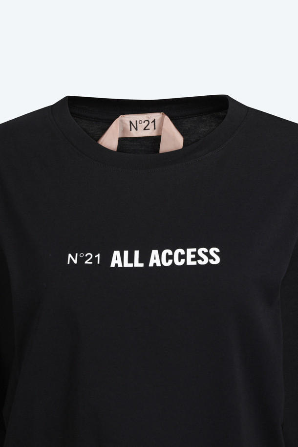블랙 컬러의 남녀 공용 프린팅 티셔츠입니다. 봄, 여름 시즌에 어울리는 면 소재의 오버핏 반소매 티셔츠로, 캐주얼한 스타일을 연출하기 좋습니다. 라운드넥 디자인에 레터링 및 프린팅 무늬가 돋보이며, '동네 마실룩'이나 '여행룩'에 활용하기 좋습니다. 캐주얼, 미니멀, 스트리트 스타일을 즐겨 입는 분들께 추천하며, N21 Pre Collection 제품입니다.
