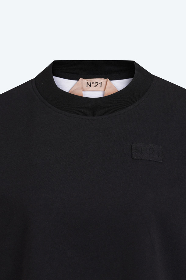 **헤비 코튼 티셔츠**

두껍고 튼튼한 헤비 코튼 소재로 제작되어 사계절 내내 활용하기 좋은 티셔츠입니다. 베이직한 디자인과 레귤러 핏으로 편안한 착용감을 선사하며, 무지 디자인으로 어떤 스타일에도 잘 어울립니다. 그레이와 블랙 두 가지 기본 컬러로 제공되어 다양한 코디에 활용할 수 있습니다. 동네 마실룩이나 산책룩 등 캐주얼하고 미니멀한 스타일은 물론, 클래식한 스타일까지 소화 가능합니다. 도톰한 두께감으로 비침 걱정 없이 안정감 있게 착용할 수 있습니다.
