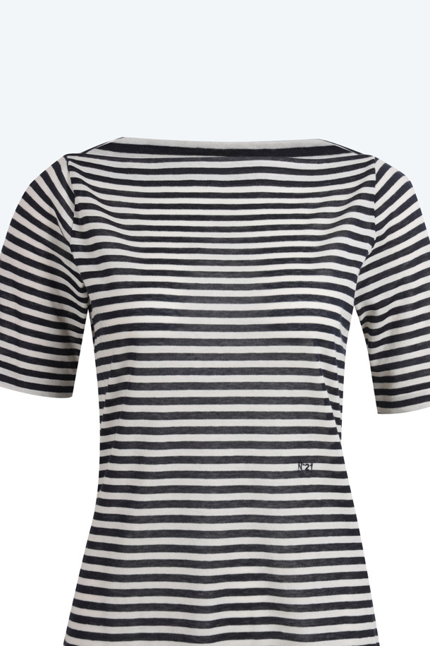 **스트라이프 티셔츠**

블랙 & 화이트 컬러 배색의 스트라이프 티셔츠입니다. 여성용으로, 봄, 여름 시즌 데일리룩에 적합합니다. 레귤러핏 보트넥 디자인에 부드러운 촉감이 특징이며, 미니멀, 캐주얼, 클래식 스타일을 연출하기 좋습니다. 쇼핑, 카페룩에 잘 어울리며, 소매는 반소매입니다. 가슴 부분에 로고 자수 디테일이 있습니다.

