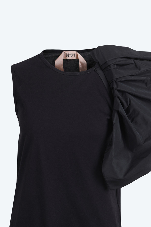 **빅플라워 티셔츠**

여성스러운 매력을 돋보이게 해줄 빅플라워 티셔츠입니다. 페미닌하고 우아한 스타일을 연출하며, 오프숄더 디자인으로 쇄골 라인을 드러내 여성스러운 분위기를 더합니다. 크롭 기장으로 다리가 길어 보이는 효과를 주며, 봄, 여름 시즌에 시원하게 착용할 수 있습니다. 데이트룩, 카페룩, 모임룩 등 다양한 TPO에 활용 가능하며, 로맨틱, 미니멀, 클래식한 스타일을 즐겨 입는 분들께 추천합니다. 특히, 리본 디테일이 더해져 사랑스러운 포인트를 더했습니다.
