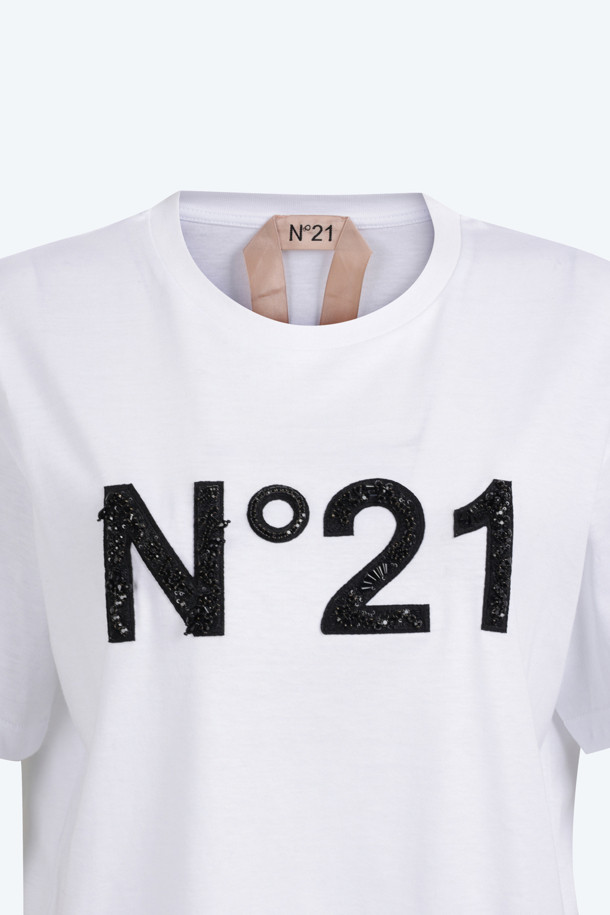 비즈 로고 하프 슬리브 티셔츠는 여성 의류로, 미니멀하고 베이직한 스타일을 추구하는 분들을 위한 아이템입니다. 봄, 여름 시즌에 적합하며, 라운드넥에 레귤러핏으로 편안하게 착용할 수 있습니다. 화이트와 블랙 두 가지 색상으로 출시되어, 데이트룩, 쇼핑룩 등 다양한 TPO에 매치하기 좋습니다. 심플한 디자인에 비즈, 크리스탈 장식이 더해져 포인트를 주며, 데님이나 스커트 등 어떤 아이템과도 쉽게 어울립니다. 하프 슬리브 소매 기장으로 시원하게 착용할 수 있습니다.
