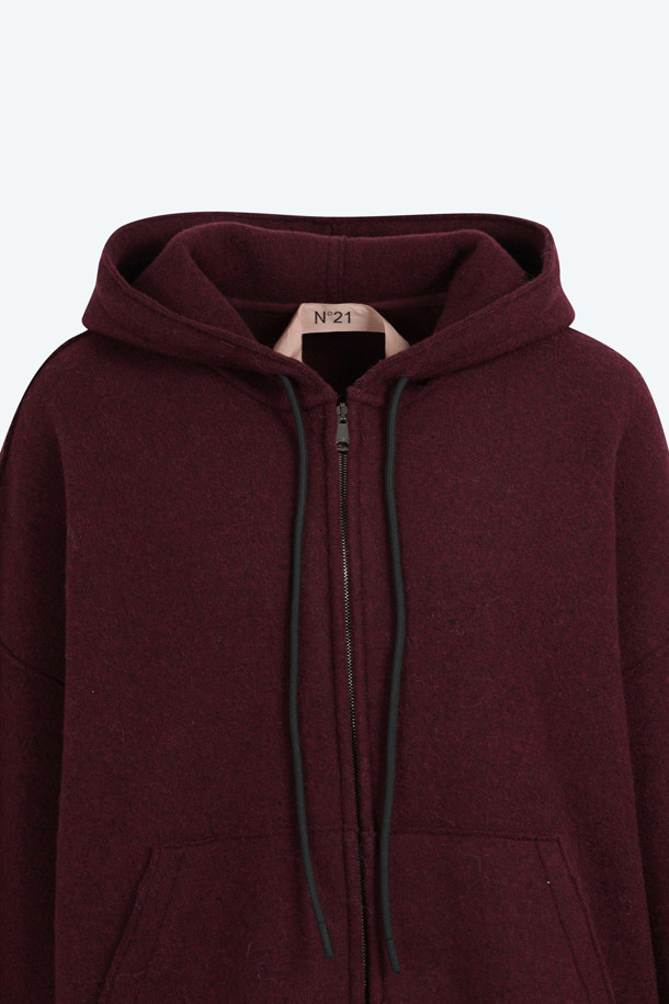 부드러운 촉감의 울 혼방 소재로 제작된 오버핏 후드 집업입니다. 톤 다운된 버건디 컬러로 캐주얼하면서도 미니멀한 스타일을 연출하며, 가을과 겨울철 데일리룩, 집콕룩, 산책룩에 활용하기 좋습니다. 두꺼운 두께감과 긴 소매 기장으로 보온성을 높였으며, 크롭 기장으로 트렌디함을 더했습니다. 무지 디자인에 후드 디테일로 베이직한 매력을 더한, 활용도 높은 아이템입니다.
