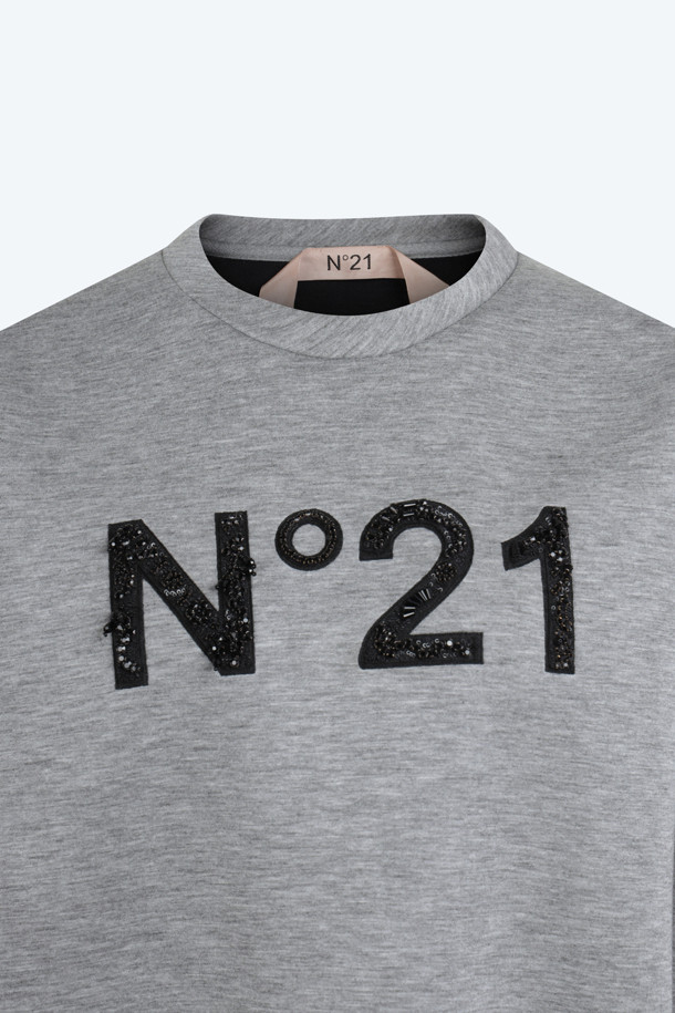 세련된 스타일을 완성할 비즈 로고 스웻셔츠입니다. 부드러운 기모 면 소재로 제작되어 가을, 겨울 시즌 따뜻하고 편안하게 착용할 수 있습니다. 베이직한 디자인에 N21 로고와 비즈 장식이 더해져 캐주얼, 미니멀, 클래식 스타일을 연출하기 좋습니다. 라운드넥과 긴소매, 크롭 기장으로 유행을 타지 않고 데일리하게 즐길 수 있는 아이템입니다. 그레이, 블랙 두 가지 색상으로 출시되어 취향에 맞게 선택 가능합니다.
