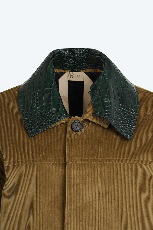 부드러운 코듀로이 소재의 브라운 컬러 코듀로이 점퍼입니다. 가을, 겨울 시즌에 어울리며, 캐주얼, 클래식, 미니멀 스타일을 모두 소화할 수 있습니다. 쌀쌀한 날씨에 레이어링하여 따뜻하게 입을 수 있으며, 일상과 모임룩에 두루 활용 가능합니다. 루즈핏으로 편안한 착용감을 선사하며, 인조가죽 칼라 디테일이 돋보이는 디자인입니다. 집업 스타일로 간편하게 여밀 수 있는 실용적인 아우터입니다.
