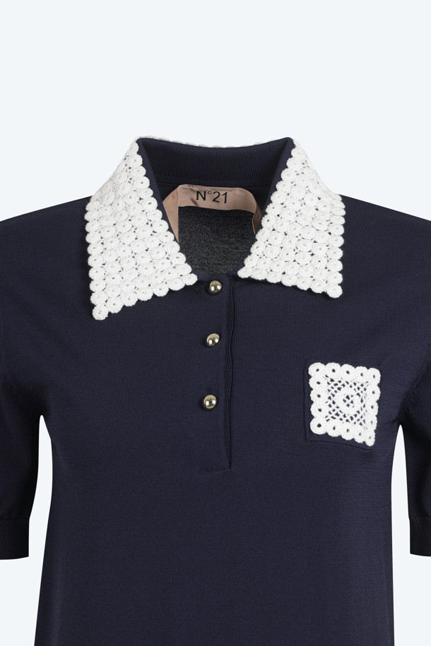 네이비 컬러의 레이스 폴로 니트입니다. 부드러운 비스코스 혼방 소재와 울 소재로 제작되어 봄, 가을에 착용하기 좋습니다. 로맨틱하고 모던한 무드를 연출하며, 레귤러핏과 반소매 기장으로 편안하게 착용할 수 있습니다. 레이스 칼라와 포켓, 메탈 버튼 디테일이 돋보이며, 데이트룩, 카페룩, 모임룩 등 다양한 TPO에 활용 가능합니다. N21 캡슐 컬렉션으로, 클래식, 로맨틱, 미니멀 스타일을 즐기는 여성분들께 추천합니다.
