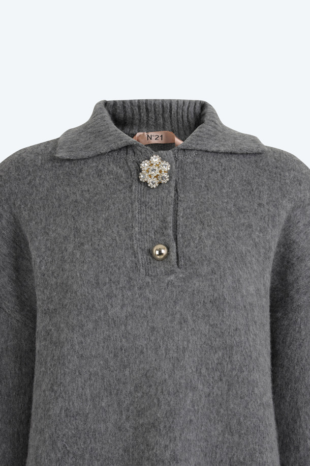 세련된 무드를 더하는 주얼 버튼 오버 니트입니다. 부드러운 버진울 소재로 제작되어 포근한 착용감을 선사하며, 쌀쌀한 가을, 겨울 날씨에도 따뜻하게 입을 수 있습니다. 클래식한 폴로넥 디자인에  오버핏 실루엣으로 편안함과 스타일리시함을 동시에 잡았습니다.  크롭 기장으로 다리가 길어 보이는 효과를 주며,  그레이 컬러와 주얼 버튼 디테일이  미니멀하면서도 시크한 포인트를 더합니다.  데이트룩, 오피스룩 등 다양한 TPO에 맞춰 클래식, 미니멀, 시크한 스타일을 연출해보세요.
