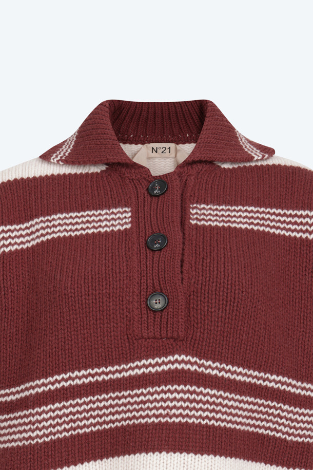 세련된 스타일을 완성하는 여성용 스트라이프 폴로 니트입니다. 봄, 여름 시즌에 어울리는 레귤러 핏의 반소매 디자인으로, 모던한 스타일을 연출합니다. 레드, 화이트 두 가지 컬러로 제공되며, 폴로넥과 스트라이프 패턴이 특징입니다. 데이트룩, 카페룩 등 다양한 TPO에 활용 가능하며, 클래식, 미니멀, 캐주얼 스타일을 즐기는 분들께 추천합니다. 셋업 스커트와 함께 매치하여 더욱 세련된 룩을 연출할 수 있습니다.
