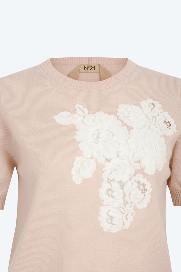 레이스 엠브로이더리 니트는 여성스러운 스타일을 연출하는 크롭 기장의 반소매 니트입니다. 울 혼방 소재로 제작되어 부드러운 촉감을 선사하며, 얇은 두께감으로 봄, 가을에 활용하기 좋습니다. 블랙과 핑크 두 가지 색상으로 출시되었으며, 라운드넥 디자인에 레이스 엠브로이더리 패치 디테일이 더해져 우아하고 페미닌한 분위기를 자아냅니다. 데이트룩, 카페룩, 모임룩 등 다양한 TPO에 어울리며, 클래식, 로맨틱, 미니멀 스타일을 즐기는 분들께 추천합니다. 가디건과 셋업으로도 연출 가능합니다.
