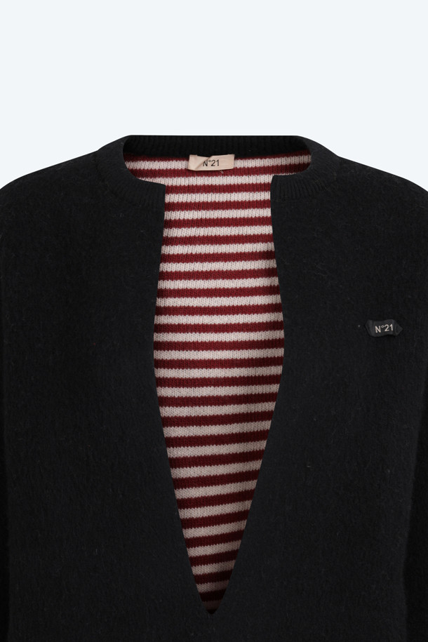 세련된 데이트룩과 카페룩을 완성하는 여성용 브이넥 크롭 풀오버 니트입니다. 봄, 가을 시즌에 어울리는 베이직 스타일의 블랙 컬러 무지 디자인으로, 레귤러핏으로 편안하게 착용 가능합니다. 긴 소매와 리버서블 디자인으로 다양한 연출이 가능하며, 니트 소재 특유의 부드러운 촉감을 선사합니다. 미니멀, 클래식, 캐주얼 등 어떤 스타일에도 잘 어울리는 활용도 높은 아이템입니다.
