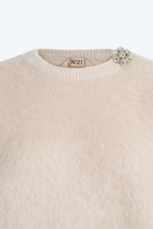 부드러운 앙고라 소재의 고급스러운 주얼 버튼 니트입니다. 라운드넥 디자인과 크롭 기장으로 여성스러운 실루엣을 연출하며, 가을, 겨울 시즌에 따뜻하게 착용할 수 있습니다. 베이지 컬러에 어깨 버튼 장식이 더해져 엘레강스한 무드를 선사합니다. 데이트룩, 모임룩, 겨울 데일리룩 등 다양한 TPO에 활용 가능하며, 클래식, 미니멀, 로맨틱 스타일을 즐기는 분들께 추천합니다. 레귤러핏으로 편안하게 착용 가능하며, 두꺼운 두께감으로 포근함을 더했습니다.
