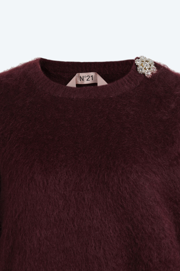 따뜻하고 우아한 무드의 주얼 버튼 앙고라 니트입니다. 부드러운 앙고라 소재로 제작되어 뛰어난 촉감을 선사하며, 쌀쌀한 가을과 겨울에 포근하게 착용하기 좋습니다. 크롭 기장과 레귤러핏으로 어떤 하의와도 잘 어울리며, 라운드넥 디자인으로 여성스러운 분위기를 더했습니다. 버건디 컬러와 주얼 버튼 디테일이 더해져 특별한 날, 데이트룩, 모임룩, 겨울 데일리룩 등 다양한 TPO에 활용할 수 있습니다. 클래식, 미니멀, 걸리시 스타일을 즐겨 입는 분들께 추천합니다.
