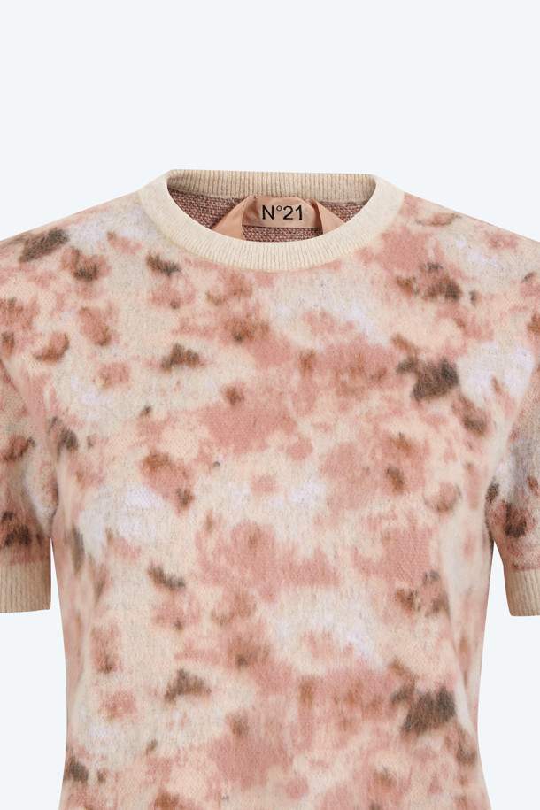 여성스러운 플라워 패턴이 돋보이는 핑크색 니트입니다. 봄, 가을에 어울리는 얇은 두께감의 라운드넥 크롭 니트로, 부드러운 촉감이 특징입니다. 반소매 기장이며, 레귤러핏으로 편안하게 착용할 수 있습니다. 데이트룩, 카페룩, 봄 소풍룩 등 다양한 TPO에 활용하기 좋으며, 로맨틱, 미니멀, 걸리시한 스타일을 연출하기에 좋습니다. 립 디테일이 더해져 디자인의 완성도를 높였습니다.
