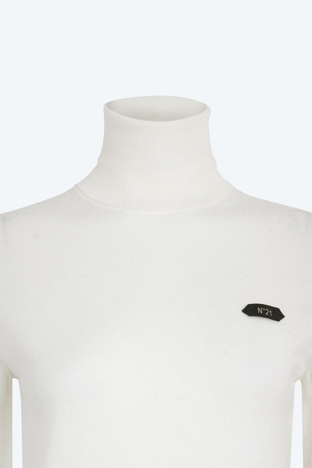 세련된 분위기를 연출하는 로고택 터틀넥 니트입니다. 부드러운 버진울 100% 소재로 제작되어 뛰어난 착용감과 보온성을 자랑합니다. 가슴 부분의 스몰 로고택 디테일이 은은하게 포인트를 더하며, 레귤러핏으로 편안하게 착용 가능합니다. 가을, 겨울 시즌 데일리룩, 오피스룩, 모임룩 등 다양한 TPO에 활용하기 좋으며, 가디건과 함께 셋업 스타일링도 연출할 수 있습니다. 미니멀하고 베이직한 스타일을 선호하는 분들께 추천합니다.
