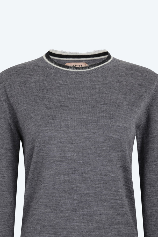 멜란지 그레이 컬러의 여성용 스트라이프 디테일 니트입니다. 가을, 겨울 시즌에 어울리는 두꺼운 울 소재로 제작되어 부드러운 촉감을 선사합니다. 라운드넥 디자인에 넥라인과 밑단에 퍼 스트라이프 장식이 포인트로 더해져 베이직하면서도 세련된 스타일을 연출합니다. 레귤러핏과 긴소매 기장으로 편안하게 착용 가능하며, 겨울 데일리룩, 모임룩, 카페룩 등 다양한 TPO에 활용하기 좋습니다. 클래식, 미니멀, 캐주얼 스타일을 즐겨 입는 여성에게 추천합니다.
