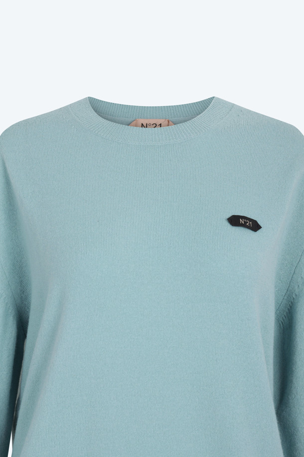 로고택 크루넥 니트는 버진울 100% 소재로 제작되어 부드러운 촉감과 뛰어난 보온성을 자랑합니다. 봄, 가을에 어울리는 넉넉한 핏의 긴소매 니트로, 베이직하고 미니멀한 스타일을 연출합니다. 가슴 위 스몰 로고택 디테일이 은은한 포인트를 더하며, 민트 색상으로 산뜻함을 더했습니다. 카페룩, 가을 나들이룩 등 다양한 TPO에 활용할 수 있으며, 미니멀, 클래식, 캐주얼 스타일을 즐겨 입는 분들께 추천합니다.
