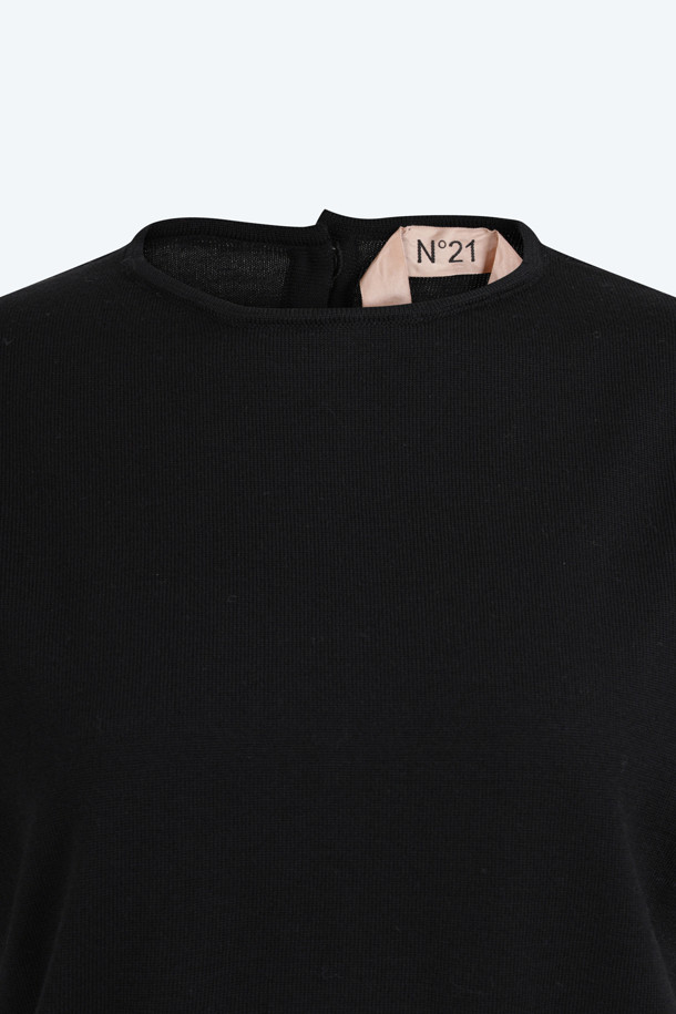 멜란지 그레이와 블랙 두 가지 색상으로 선보이는 울 크롭 하프슬리브 니트입니다. 봄, 가을 시즌에 어울리는 베이직 스타일의 여성 의류로, 일상 속에서 편안하게 착용하기 좋습니다. 라운드넥 디자인과 하프 소매 기장으로 세련된 느낌을 주며, 이너 또는 단독으로도 활용 가능합니다. 데이트룩, 카페룩, 모임룩 등 다양한 TPO에 맞춰 클래식, 미니멀, 캐주얼 스타일을 연출해보세요. 울 소재 특유의 부드러운 촉감이 돋보이는 크롭 기장의 니트입니다.
