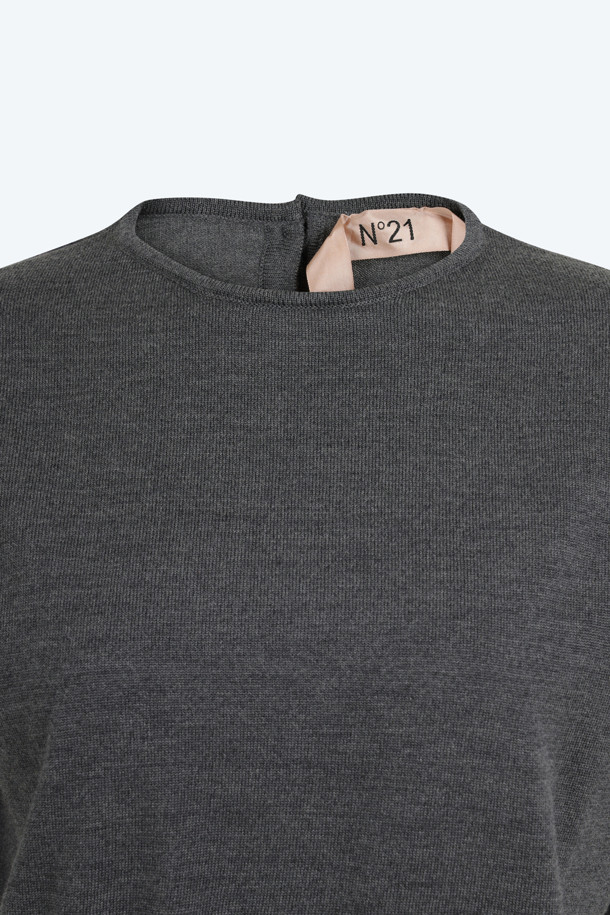 **울 크롭 하프슬리브 니트**는 여성용 상의로, 멜란지 그레이와 블랙 두 가지 색상으로 제공됩니다. 봄, 가을, 겨울 계절에 적합하며, 베이직한 스타일을 추구하는 분들께 이상적입니다. 울 소재로 제작되어 부드러운 촉감을 선사하며, 라운드넥과 크롭 기장, 하프 슬리브 디자인으로 세련된 실루엣을 연출합니다. 이너 또는 단독으로 착용 가능하여 다양한 스타일을 연출할 수 있는 활용도 높은 아이템입니다.
