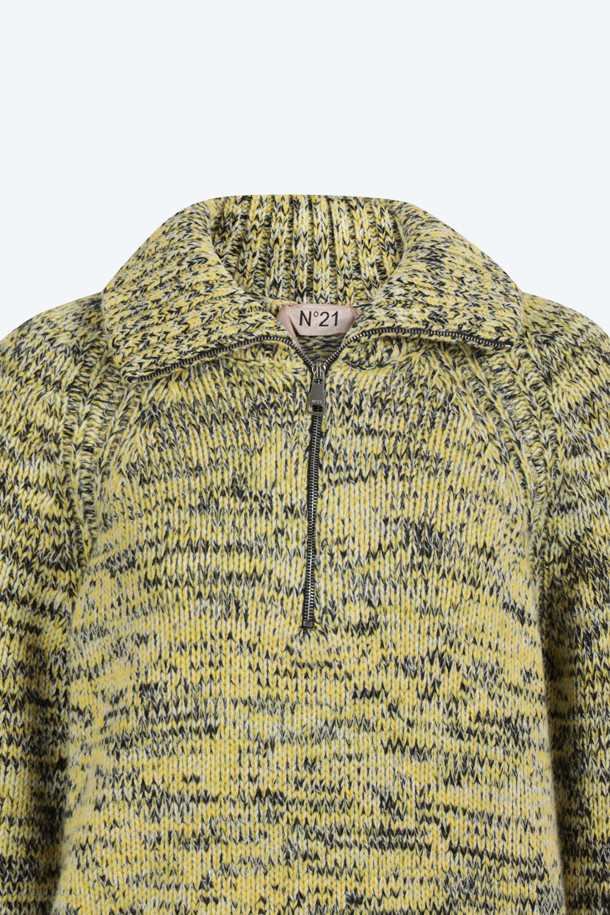 포근한 옐로우 멜란지 컬러가 돋보이는 여성 멜란지 울 오버 니트입니다. 100% 울 소재로 제작되어 두꺼운 두께감과 포근한 촉감을 선사하여 겨울철 따뜻하게 착용할 수 있습니다. 라운드넥 디자인에 오버핏으로 제작되어 캐주얼하면서도 트렌디한 스타일을 연출하며, 데일리룩, 집콕룩, 산책룩 등 다양한 TPO에 활용하기 좋습니다. 미니멀, 캐주얼, 클래식 스타일을 즐겨 입는 분들께 추천합니다. 긴소매 기장의 레귤러 기장으로 어떤 하의와도 잘 어울립니다.
