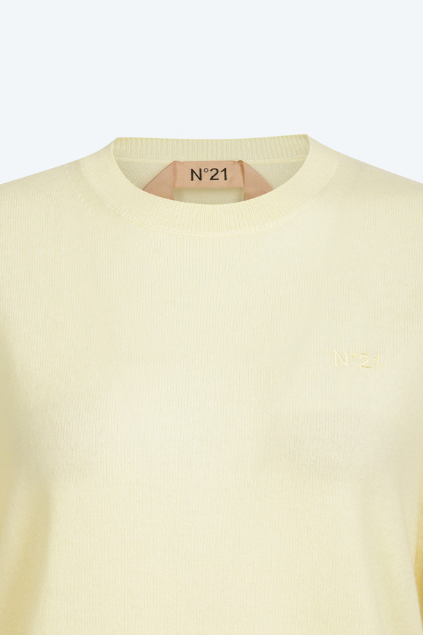 부드러운 캐시미어 소재로 제작된 여성용 크루넥 니트입니다. 가을, 겨울 시즌에 활용하기 좋은 두꺼운 두께감으로 보온성을 높였으며, 레귤러핏으로 편안하게 착용 가능합니다. 파스텔 옐로우, 핑크, 그레이 세 가지 컬러로 만나볼 수 있으며, 베이직한 디자인으로 겨울 데일리룩, 집콕룩, 카페룩 등 다양한 TPO에 매치하기 좋습니다. 클래식, 미니멀, 캐주얼 스타일을 즐겨 입는 분들에게 추천하는 무지 니트입니다. 캐시미어 100% 소재로 부드러운 촉감을 선사합니다.
