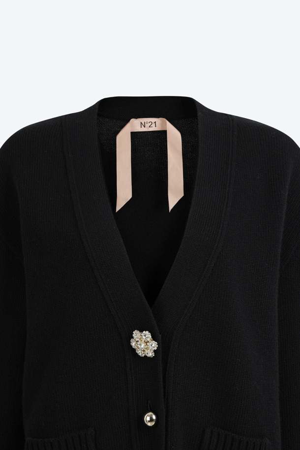 부드러운 앙고라와 버진울 소재로 제작된 여성용 블랙 가디건입니다. 가을과 겨울, 일상에서 클래식하고 엘레강스한 스타일을 연출하기 좋습니다. 라운드넥에 긴 소매, 두꺼운 두께감으로 포근함을 더하며, 오버핏 실루엣과 주얼 버튼 디테일이 특징입니다. 데이트룩, 모임룩, 소개팅룩 등 다양한 TPO에 미니멀하고 시크한 스타일을 완성해 보세요.
