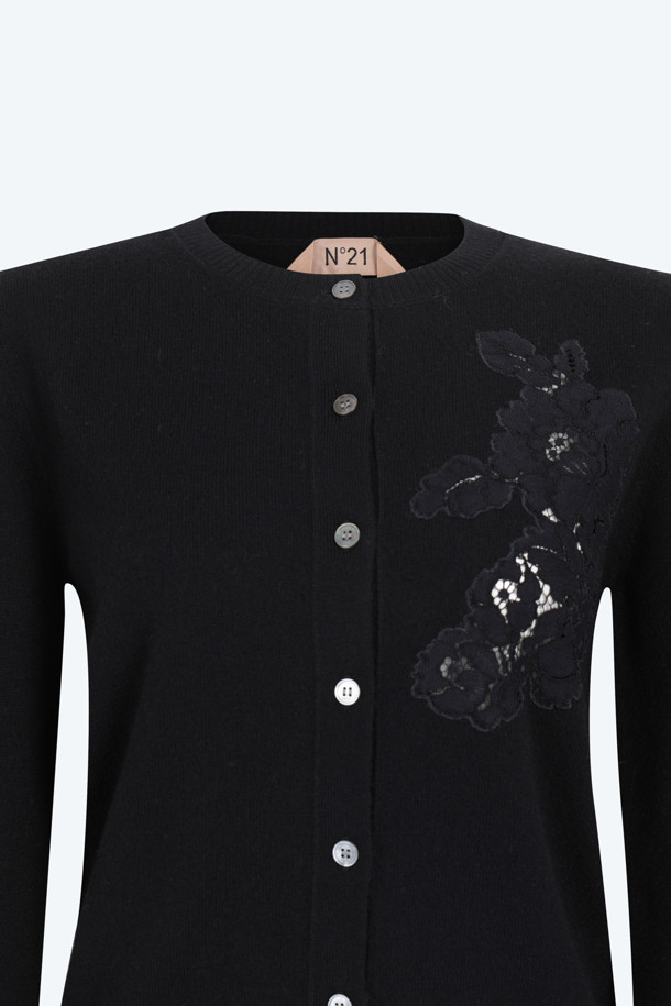 우아하고 모던한 분위기를 연출하는 레이스 엠브로이더리 가디건입니다. 봄, 가을에 어울리는 얇은 두께감의 울 혼방 소재로 제작되어 부드럽고 편안한 착용감을 선사합니다. 섬세한 레이스 엠브로이더리 패치 디테일이 특징이며, 라운드넥 디자인으로 여성스러운 실루엣을 강조합니다. 데이트룩, 카페룩, 모임룩 등 다양한 TPO에 활용 가능하며, 클래식, 미니멀 또는 로맨틱 스타일을 즐겨 입는 여성분들께 추천합니다. 반팔 니트 셋업과 함께 매치하여 더욱 스타일리시하게 연출할 수 있습니다. 블랙과 그레이 두 가지 컬러로 만나보세요.
