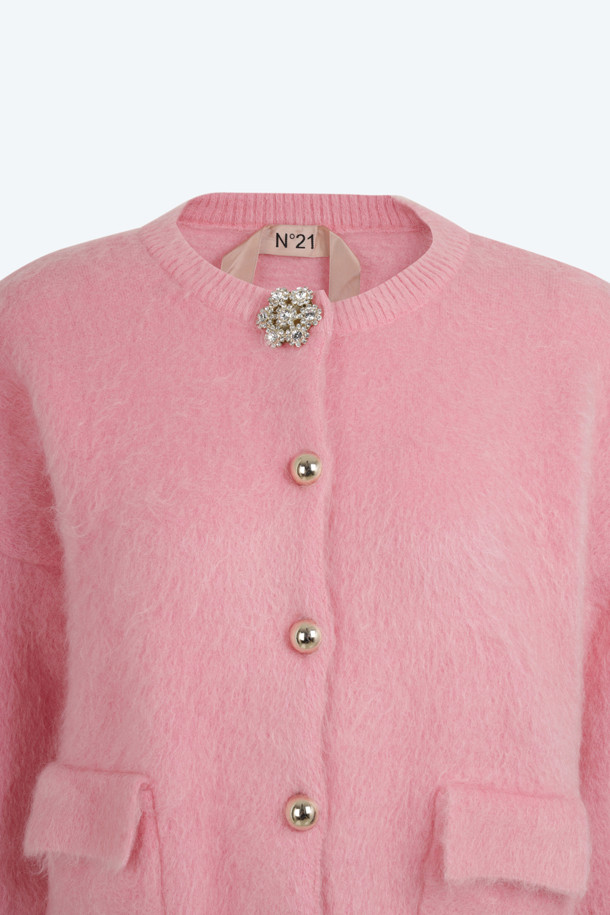 포근하고 우아한 무드의 앙고라 가디건입니다. 부드러운 촉감의 앙고라 소재와 두꺼운 두께감으로 가을, 겨울 시즌 따뜻하게 착용하기 좋습니다. 라운드넥과 크롭 기장, 긴 소매 디자인으로 여성스러운 실루엣을 연출하며, 메탈 버튼 디테일이 고급스러운 포인트를 더합니다. 클래식, 미니멀, 로맨틱 스타일을 즐겨 입는 여성분들께 데이트룩, 모임룩, 겨울 데일리룩으로 추천합니다. 핑크 컬러의 무지 가디건으로 다양한 스타일에 매치하기 용이합니다.
