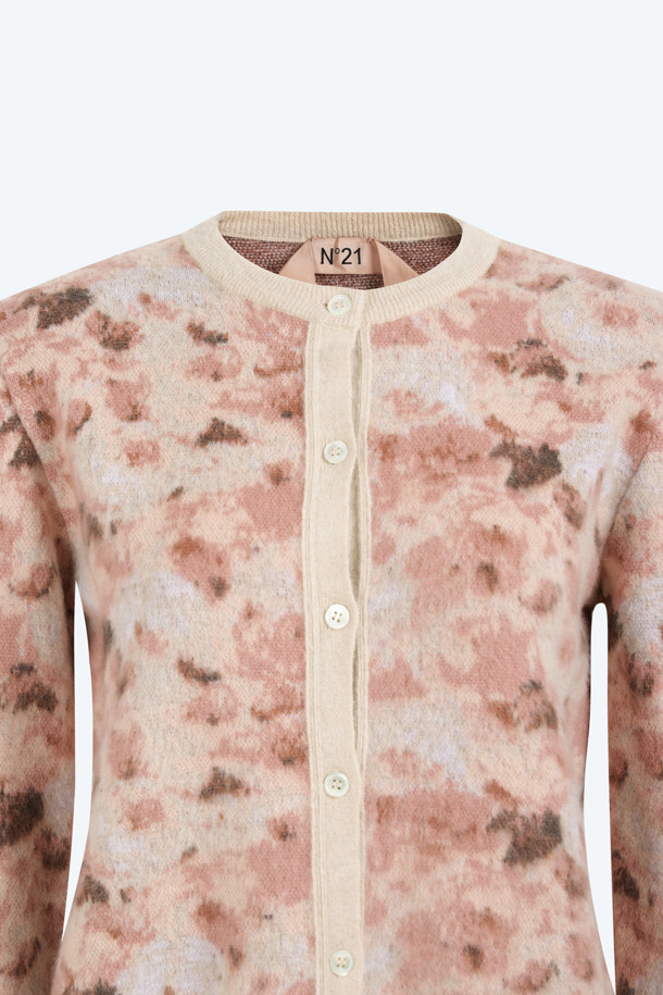 플라워 패턴 가디건은 여성 고객을 위한 니트/스웨터 상의입니다. 봄, 가을에 착용하기 좋으며, 얇은 두께감과 부드러운 촉감이 특징입니다. 라운드넥 디자인에 긴 소매, 레귤러핏으로 제작되었으며, 소매와 밑단 립 디테일이 돋보입니다. 엘레강스 스타일을 연출하기 좋으며, 데이트룩, 카페룩, 모임룩에 적합합니다. 특히, 플라워 패턴이 로맨틱하고 클래식한 무드를 더하며, 반팔 니트와 셋업으로 스타일링하여 미니멀한 룩을 완성할 수도 있습니다.
