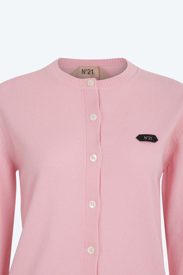 세련된 블랙 컬러의 로고택 가디건입니다. 부드러운 촉감의 버진울 100% 소재로 제작되어 봄, 가을 시즌에 활용하기 좋습니다. 레귤러 핏, 라운드넥 디자인에 가슴 위 스몰 로고택 디테일이 돋보입니다. 데이트룩, 출근룩 등 다양한 TPO에 미니멀, 클래식, 캐주얼 스타일 모두 연출 가능하며, 반팔 니트나 터틀넥 니트와 셋업으로 스타일링하여 세련된 분위기를 더할 수 있습니다.
