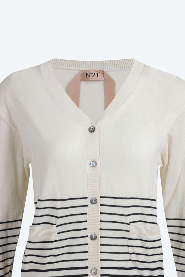 아이보리 컬러의 여성용 스트라이프 가디건입니다. 봄, 가을에 어울리는 크롭 기장의 브이넥 디자인으로, 모던하고 베이직한 스타일을 연출합니다. 긴소매에 스몰 포켓 디테일과 버튼 여밈으로 포인트를 더하여 클래식, 미니멀, 캐주얼 등 다양한 스타일을 소화할 수 있습니다. 데이트룩, 카페룩, 봄 소풍룩에 매치하여 세련된 분위기를 낼 수 있는 아이템입니다.
