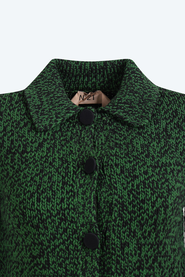 부드러운 촉감이 돋보이는 멀티 그린 스웨터입니다. 고급스러운 스타일과 미니멀한 디자인으로 모임룩에 적합합니다. 비스코스와 폴리아미드 혼방 소재로 제작되어 편안한 착용감을 선사하며, 신축성이 있어 활동성을 높였습니다. 긴 소매 기장으로 간절기부터 겨울까지 폭넓게 활용 가능하며, 그린 컬러가 세련된 분위기를 더합니다.
