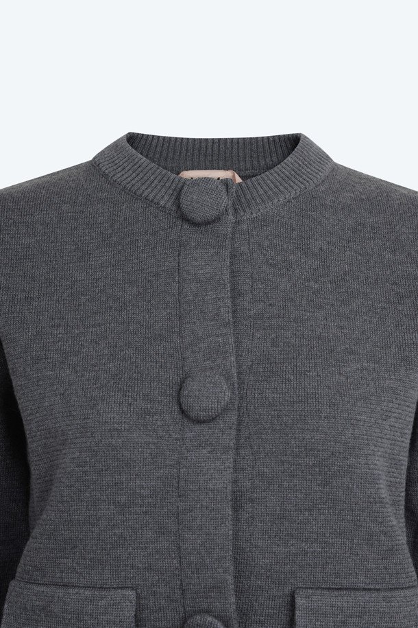 부드러운 울 소재의 라운드 버튼 가디건입니다. 멜란지 그레이와 블랙 두 가지 색상으로 출시되어, 가을, 겨울철 따뜻하게 착용하기 좋습니다. 베이직한 디자인에 긴 소매와 레귤러핏으로 제작되었으며, 다양한 이너와 레이어드하여 스타일리시하게 연출할 수 있습니다. 출근룩, 모임룩 등 TPO에 구애받지 않고 클래식, 미니멀, 캐주얼 스타일 모두 소화 가능합니다. 보온성이 우수하며 라운드넥과 버튼 디테일이 특징입니다.
