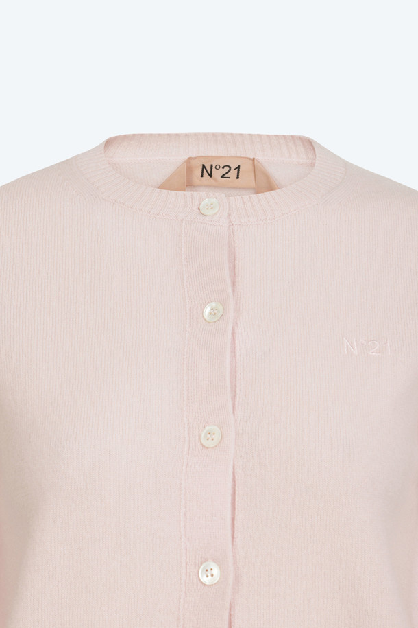 가볍고 포근한 캐시미어 100% 소재의 여성 가디건입니다. 파스텔 옐로우와 파스텔 핑크 두 가지 사랑스러운 컬러로 출시되어, 부드러운 촉감을 선사합니다. 가을, 겨울철 데이트룩, 카페룩, 겨울 데일리룩 등 다양한 TPO에 활용하기 좋으며, 클래식, 미니멀, 로맨틱 스타일을 즐겨 입는 분들께 추천합니다. 긴 소매 기장으로 포근함을 더하며, 보온 기능으로 추운 날씨에도 따뜻하게 입을 수 있습니다. 무지 디자인으로 어떤 옷에도 매치하기 쉬워 활용도가 높습니다.
