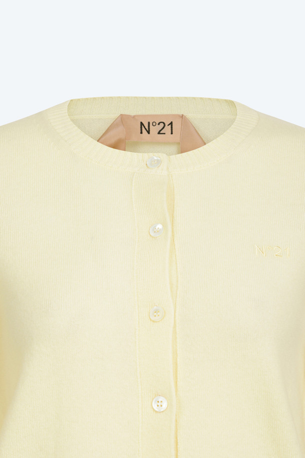 부드러운 캐시미어 소재로 제작되어 포근한 착용감을 선사하는 여성 캐시미어 가디건입니다. 파스텔 옐로우, 핑크 두 가지 사랑스러운 색상으로 출시되어, 가을, 겨울 데이트룩, 카페룩, 데일리룩 등 다양한 스타일에 매치하기 좋습니다. 레귤러 핏에 라운드 넥 디자인으로 여성스러운 무드를 연출하며, 두꺼운 두께감과 긴 소매 기장으로 보온성을 높였습니다. 미니멀하고 클래식한 스타일부터 로맨틱한 룩까지, 폭넓게 활용 가능한 캐시미어 가디건입니다.
