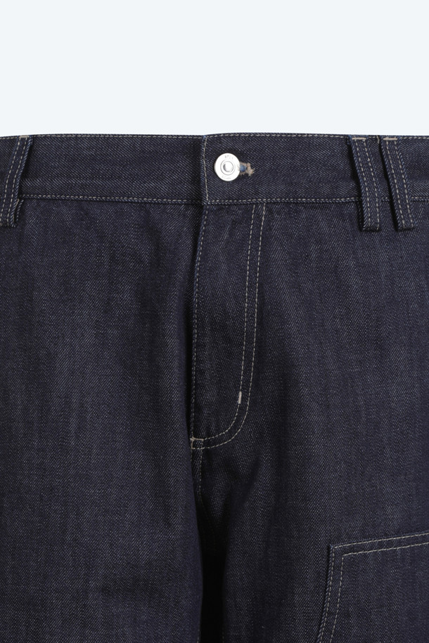 남성용 배기 데님입니다. 은은한 워싱이 돋보이는 인디고 컬러로, 사계절 내내 활용하기 좋은 아이템입니다. 데님 소재 특유의 탄탄함과 루즈핏, 배기핏의 편안한 착용감이 특징입니다. 캐주얼, 미니멀, 시티보이 스타일을 즐겨 입는 분들께 추천하며, 동네 마실룩이나 여행룩으로 손색없습니다. 무지 디자인으로 어떤 상의와도 쉽게 매치할 수 있습니다.
